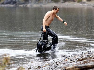 Bear Grylls dans leau