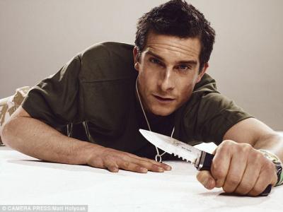 Bear Grylls et sont couteau