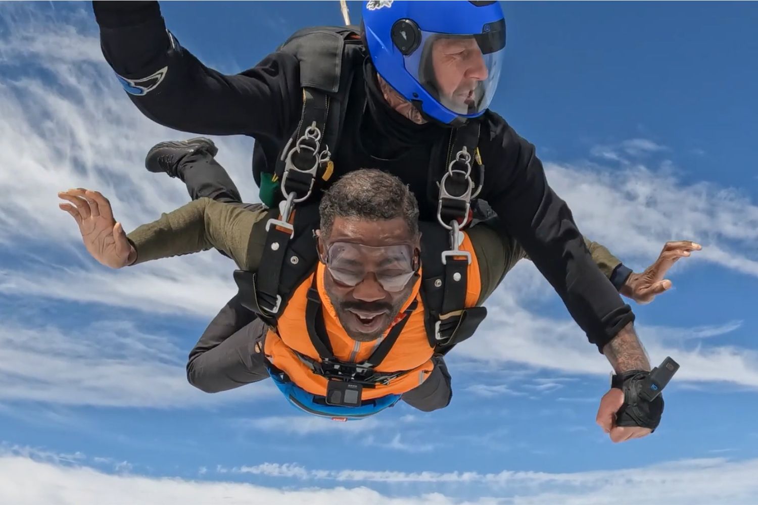 Colman Domingo saute en parachute dans le dernier épisode de la saison de « Bear Grylls Is Running Wild ». Reality Club / FOX